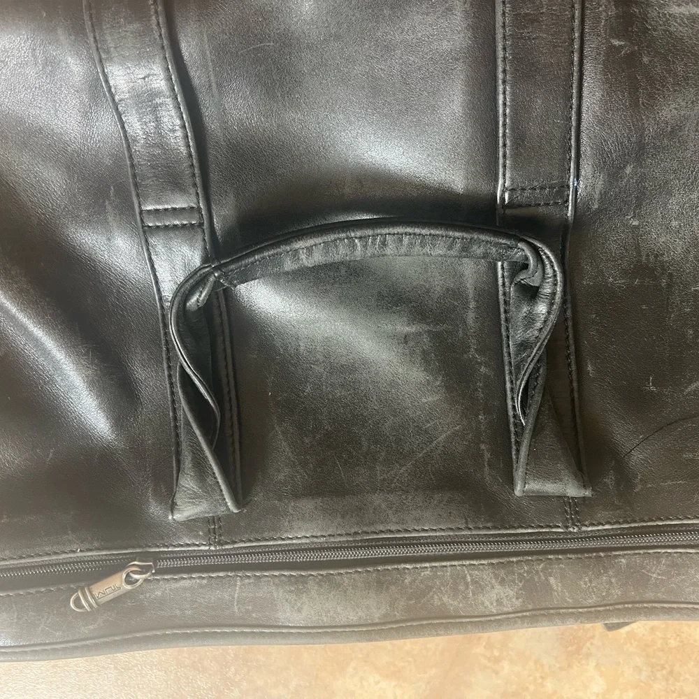 Tumi zipper pockets